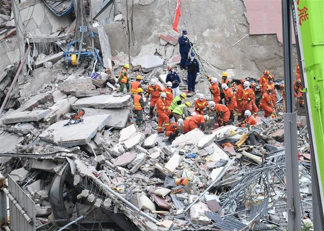 Số người chết trong vụ sập khách sạn cách ly của Trung Quốc lên tới 20 ảnh 1