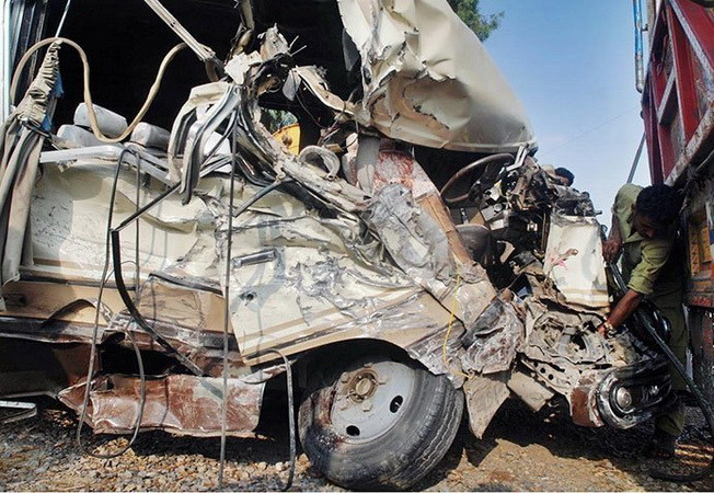 Tai nạn thảm khốc ở Pakistan, hơn 50 người thương vong ảnh 1