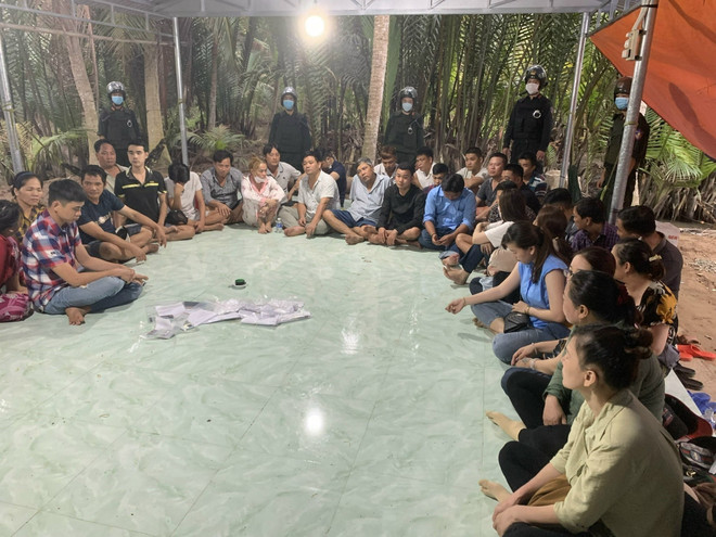 Bến Tre: Triệt phá sòng lắc tài xỉu, thu giữ gần 1 tỷ đồng ảnh 1