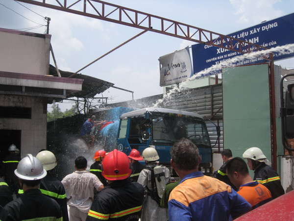 TP.HCM: Cháy lớn ngay cạnh xe bồn chở xăng máy bay ảnh 1
