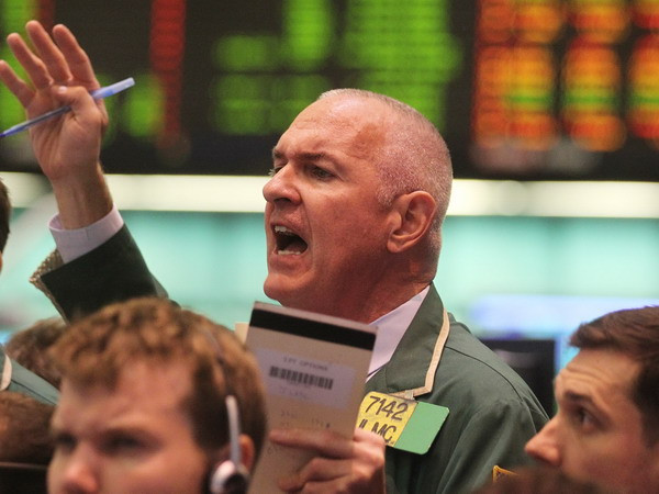 Giá dầu phân hóa trái chiều trước kỳ nghỉ lễ Phục sinh ảnh 1