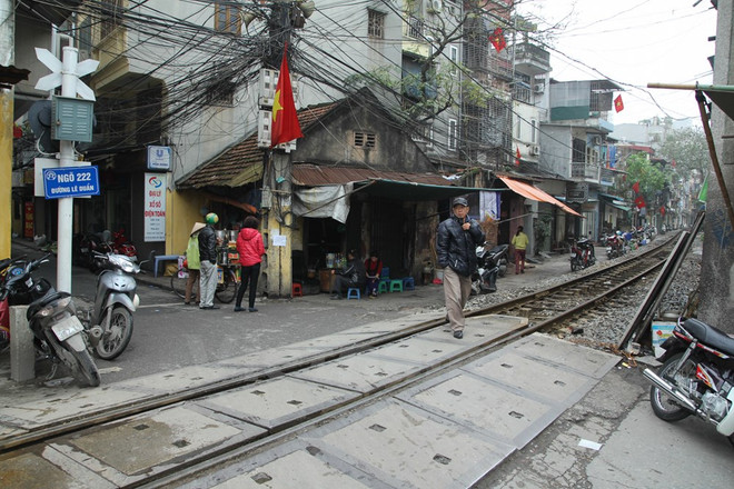 Một đường ngang dân sinh trên đường Lê Duẩn khuất tầm nhìn lại không có rào chắn. (Ảnh: Minh Sơn/Vietnam+) Tai nạn giao thông đường sắt: Có địa phương “trên nóng, dưới lạnh” ảnh 2