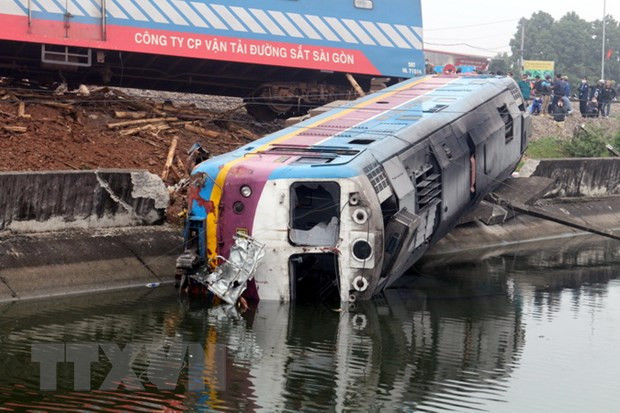 Nỗ lực cứu viện vụ tàu khách Bắc-Nam bị lật đầu máy, văng toa ở Hà Nam ảnh 1
