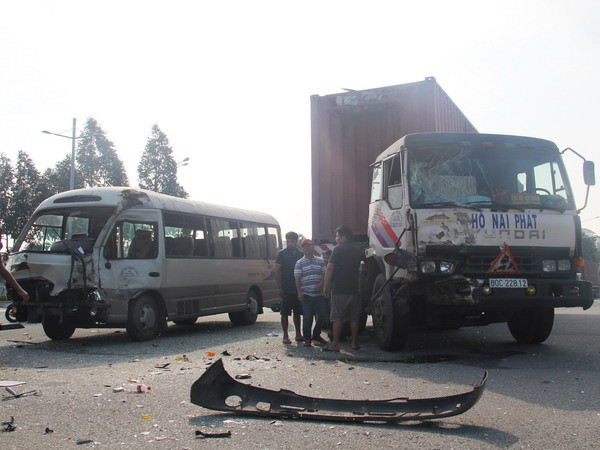 Bình Dương: Xe container đâm xe chở công nhân, 6 người bị thương ảnh 1