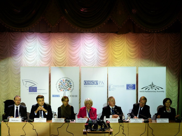 Tiếp tục dư luận về cuộc bầu cử Quốc hội trước thời hạn ở Ukraine ảnh 1