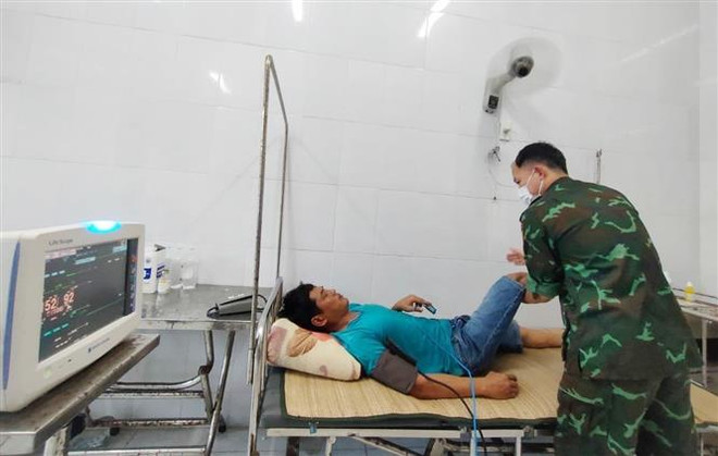 Bệnh xá đảo Song Tử Tây cấp cứu kịp thời ngư dân bị giảm áp do lặn sâu ảnh 1