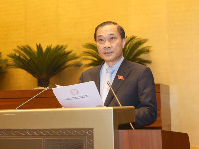 Ủy viên Ủy ban Thường vụ Quốc hội, Chủ nhiệm Ủy ban Kinh tế của Quốc hội Vũ Hồng Thanh trình bày Báo cáo giải trình, tiếp thu, chỉnh lý dự án Luật Đầu tư theo phương thức đối tác công tư (PPP). (Ảnh: Doãn Tấn/TTXVN) Thông qua Luật Đầu tư theo phương thức đối tác công tư ảnh 1