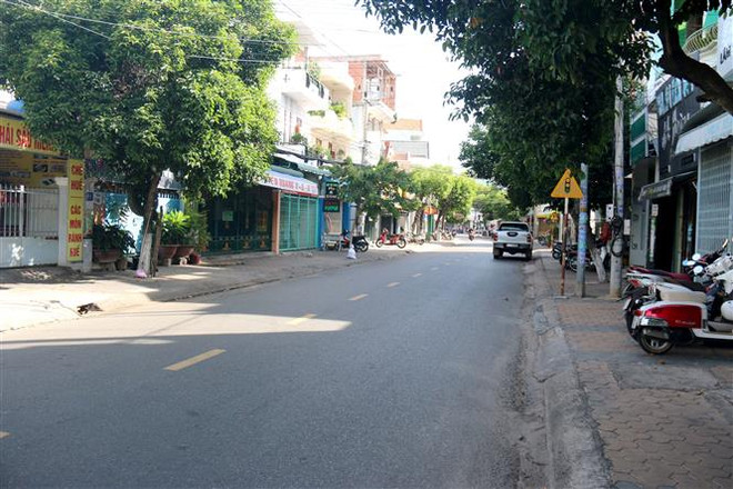 Nhiều tuyến đường trong trung tâm thành phố Phan Thiết vắng vẻ do người dân thực hiện giãn cách xã hội để phòng, chống dịch COVID-19. (Ảnh: Nguyễn Thanh/TTXVN) Bình Thuận truy vết F1, Quảng Ninh, Lâm Đồng dừng vận tải hành khách ảnh 1