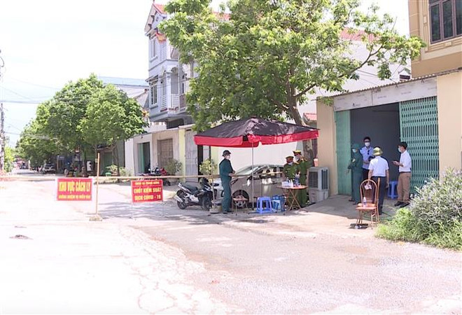 Hưng Yên lấy mẫu xét nghiệm cho người dân vùng dịch Yên Mỹ ảnh 1