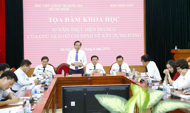 Ông Thuận Hữu, Tổng Biên tập Báo Nhân dân, Phó Trưởng ban Tuyên giáo Trung ương, Chủ tịch Hội Nhà báo Việt Nam phát biểu tổng kết buổi tọa đàm. (Ảnh: Văn Điệp/TTXVN) Tầm quan trọng của Di chúc Chủ tịch Hồ Chí Minh với xây dựng Đảng ảnh 1