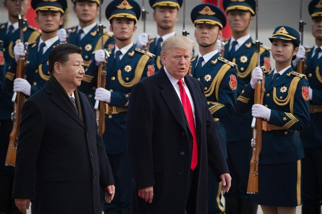 Chủ tịch Trung Quốc Tập Cận Bình (trái) và Tổng thống Mỹ Donald Trump (giữa) duyệt đội danh dự trong lễ đón tại Bắc Kinh (Trung Quốc) ngày 9/11/2017. (Ảnh: AFP/TTXVN) Những sai lầm trong chính sách đối ngoại của chính quyền Trump ảnh 2