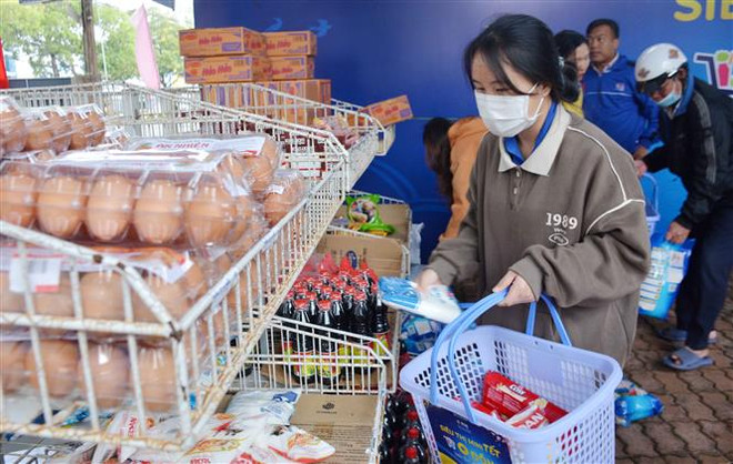 Sinh viên, người dân Đắk Lắk có hoàn cảnh khó khăn mua sắm tại Siêu thị mini Tết 0 đồng. (Ảnh: Hoài Thu/TTXVN) Ấm lòng những hoạt động hỗ trợ người nghèo dịp Tết Nguyên đán ảnh 4