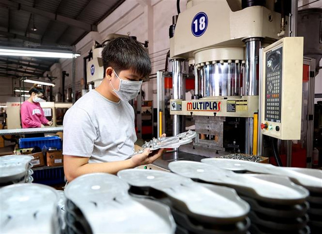 Sản xuất nguyên phụ liệu giày tại công ty có vốn đầu tư nước ngoài, thành phố Thuận An (Bình Dương). (Ảnh: Hồng Đạt/TTXVN) Bộ Tài chính: Tài chính khối doanh nghiệp FDI vẫn có sự tăng trưởng ảnh 2