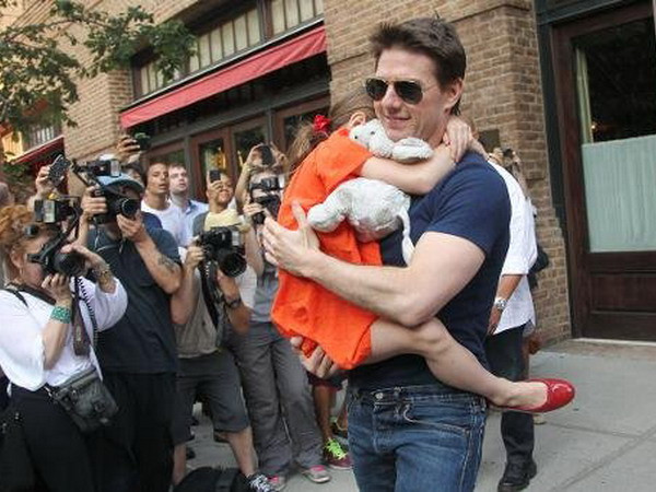 Ngôi sao Tom Cruise phủ nhận tin bỏ rơi con gái Suri ảnh 1