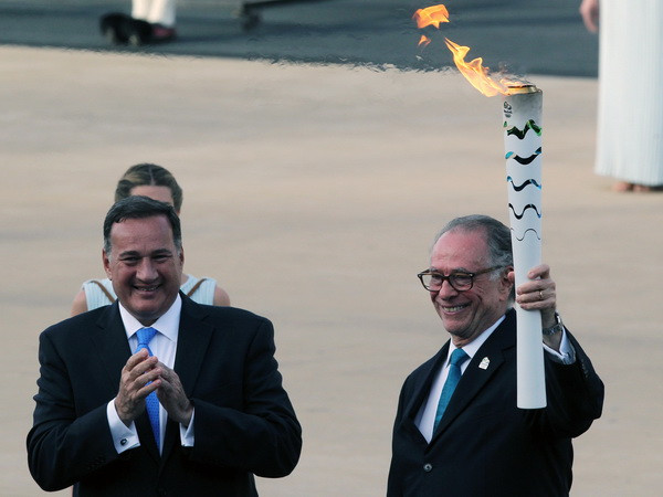 Ngọn đuốc Olympic 2016 đến Brazil, thắp sáng tại Dinh Tổng thống ảnh 1