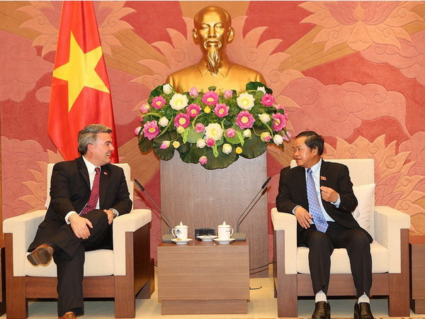 Phó Chủ tịch Quốc hội Đỗ Bá Tỵ tiếp Thượng nghị sỹ Cory Gardner. (Ảnh: Dương Giang/TTXVN) Việt Nam-Hoa Kỳ cùng tháo gỡ những rào cản về thương mại và đầu tư ảnh 1