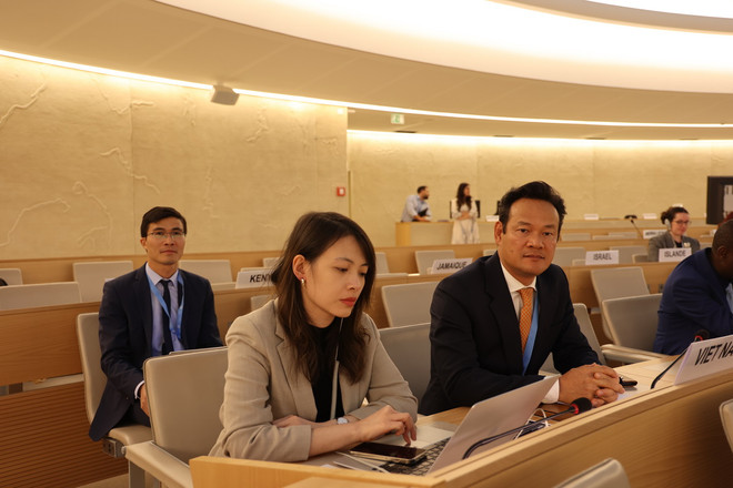 Đại sứ Mai Phan Dũng khẳng định chính sách nhất quán của Việt Nam trong thúc đẩy và bảo vệ quyền con người. (Ảnh: Anh Hiển/TTXVN) TTXVN_1909 Thuy Si 2.jpg