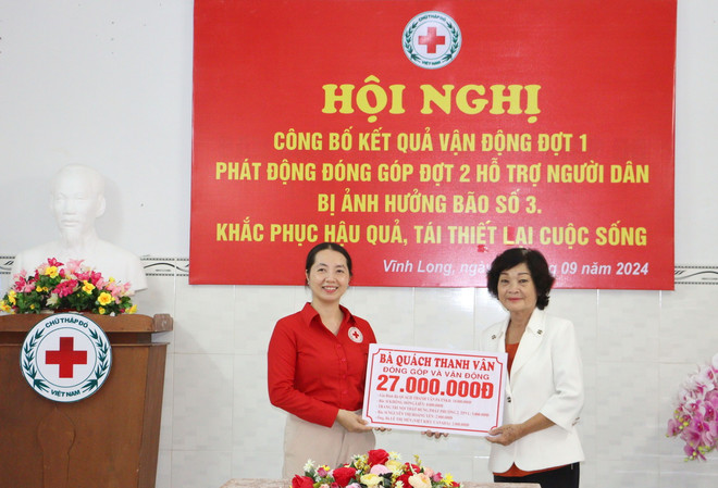 Hội Chữ thập Đỏ tỉnh Vĩnh Long tiếp nhận kinh phí hỗ trợ từ các mạnh thường quân. (Ảnh: Lê Thúy Hằng/ TTXVN) TTXVN_1909 Vinh Long ho tro bao lu 2.jpg
