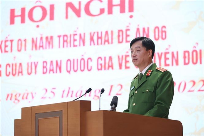 Trung tướng Nguyễn Duy Ngọc, Thứ trưởng Bộ Công an báo cáo 1 năm triển khai Đề án 06. (Ảnh: Dương Giang/TTXVN) Thủ tướng chủ trì Hội nghị sơ kết một năm triển khai Đề án 06 ảnh 2