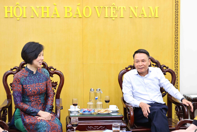 Tổng Giám đốc TTXVN Vũ Việt Trang chúc mừng Phó Chủ tịch thường trực Hội Nhà báo Việt Nam Nguyễn Đức Lợi. (Ảnh: Minh Đức/TTXVN) ttxvn_lanh_dao_ttxvn_chuc_mung_hoi_nha_bao_viet_nam_nhan_ngay_bao_chi_cach_mang_viet_nam_2.jpg