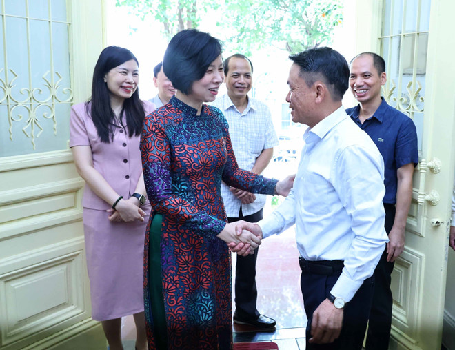 Ông Nguyễn Đức Lợi, Phó Chủ tịch thường trực Hội Nhà báo Việt Nam tiếp đón Tổng Giám đốc Vũ Việt Trang và Đoàn TTXVN. (Ảnh: Minh Đức/TTXVN) ttxvn_lanh_dao_ttxvn_chuc_mung_hoi_nha_bao_viet_nam_nhan_ngay_bao_chi_cach_mang_viet_nam_1.jpg