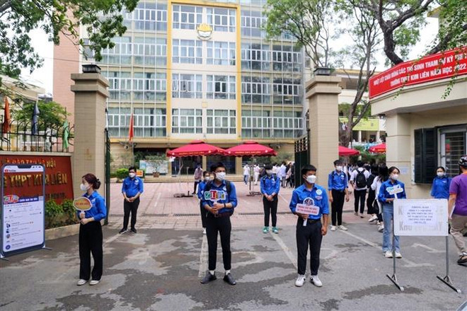 Thi tốt nghiệp THPT: “Áo xanh tình nguyện” đội mưa cho “ước mơ hồng” ảnh 1