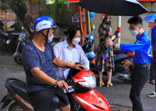 Thi tốt nghiệp THPT: “Áo xanh tình nguyện” đội mưa cho “ước mơ hồng” ảnh 2