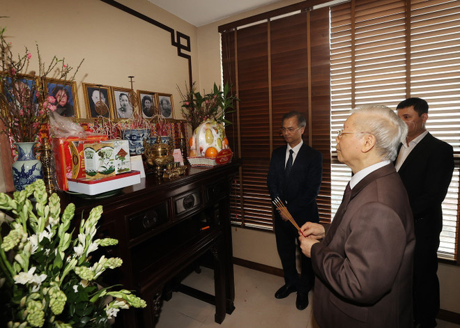 Tổng Bí thư Nguyễn Phú Trọng thắp hương tưởng niệm các cố Tổng Bí thư ảnh 1