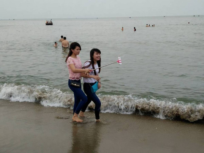 Bãi biển Cửa Lò chật cứng người trong hai ngày đầu nghỉ lễ ảnh 5