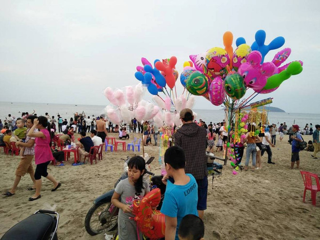 Bãi biển Cửa Lò chật cứng người trong hai ngày đầu nghỉ lễ ảnh 6