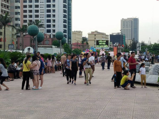 Bãi biển Cửa Lò chật cứng người trong hai ngày đầu nghỉ lễ ảnh 9