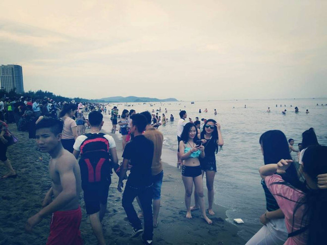 Bãi biển Cửa Lò chật cứng người trong hai ngày đầu nghỉ lễ ảnh 1