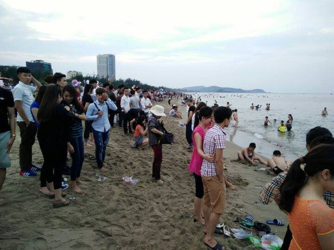 Bãi biển Cửa Lò chật cứng người trong hai ngày đầu nghỉ lễ ảnh 13