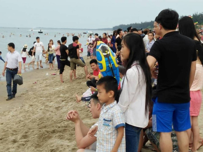 Bãi biển Cửa Lò chật cứng người trong hai ngày đầu nghỉ lễ ảnh 4