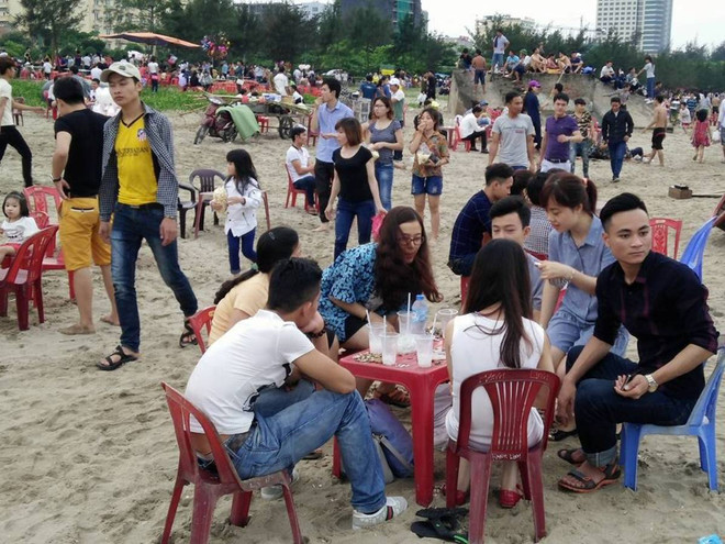 Bãi biển Cửa Lò chật cứng người trong hai ngày đầu nghỉ lễ ảnh 2