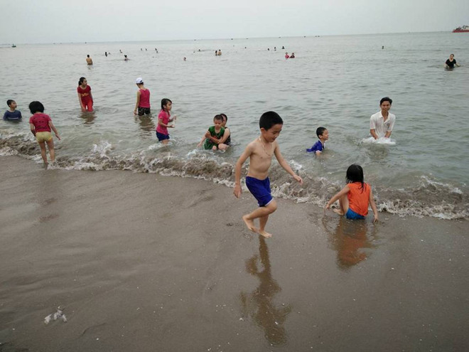 Bãi biển Cửa Lò chật cứng người trong hai ngày đầu nghỉ lễ ảnh 8