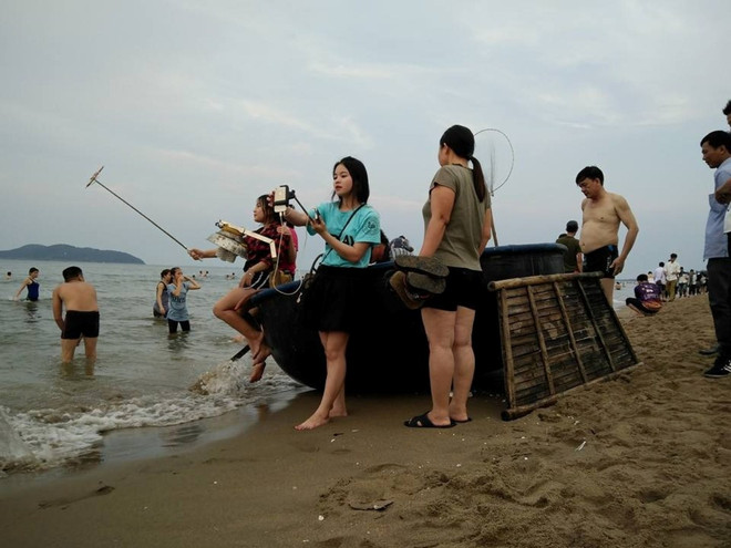 Bãi biển Cửa Lò chật cứng người trong hai ngày đầu nghỉ lễ ảnh 7