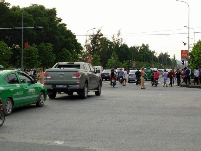 Bãi biển Cửa Lò chật cứng người trong hai ngày đầu nghỉ lễ ảnh 10