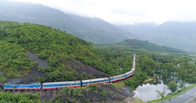 Thông tuyến đường sắt Bắc-Nam sau thời gian bị tê liệt do bão số 9 ảnh 1