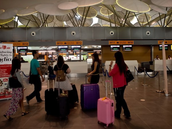 Hai khách Việt bị giữ tại Malaysia vì nói có bom trong hành lý bay ảnh 1