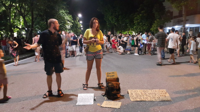 Phố đi bộ hồ Hoàn Kiếm: Lộn xộn hàng rong, chát chúa loa thùng ảnh 3