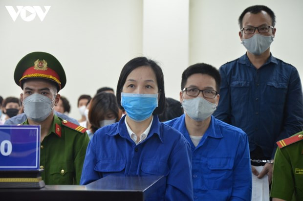 Bị cáo Nguyễn Thị Hà Thành (giữa) cùng nhóm cựu cán bộ ngân hàng hầu tòa ngày 4/5. (Nguồn: VOV) Ngày 26/12, xét xử “siêu lừa” chiếm hàng trăm tỷ đồng của 3 ngân hàng ảnh 1