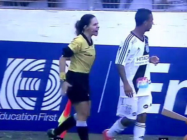 Nữ trọng tài nổi đóa ngay trên sân khi bị cầu thủ phản ứng ảnh 1