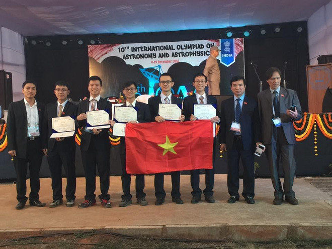 Đội tuyển Việt Nam tham dự kỳ thi. (Ảnh: Huy Bình-Đăng Chính/Vietnam+) 5 học sinh Việt Nam dự kỳ thi Olympic quốc tế đều đạt giải ảnh 1