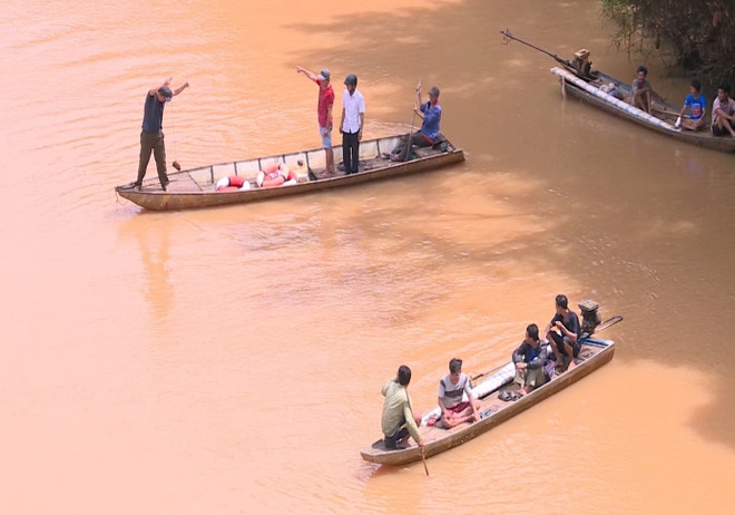 Lật thuyền khi đi thả cá phóng sinh, 2 người đuối nước thương tâm ảnh 1