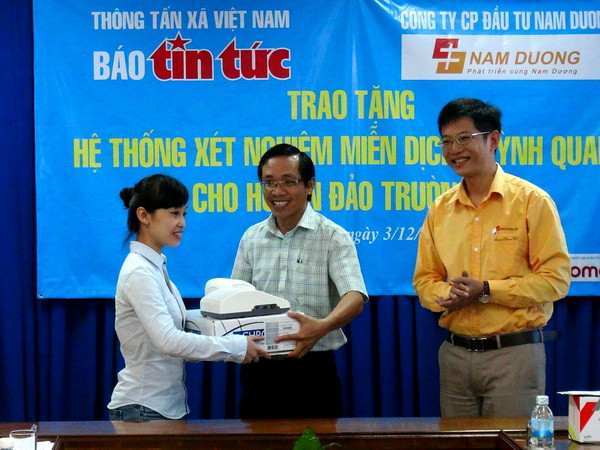 Báo Tin Tức tặng máy xét nghiệm y tế cho huyện đảo Trường Sa ảnh 1