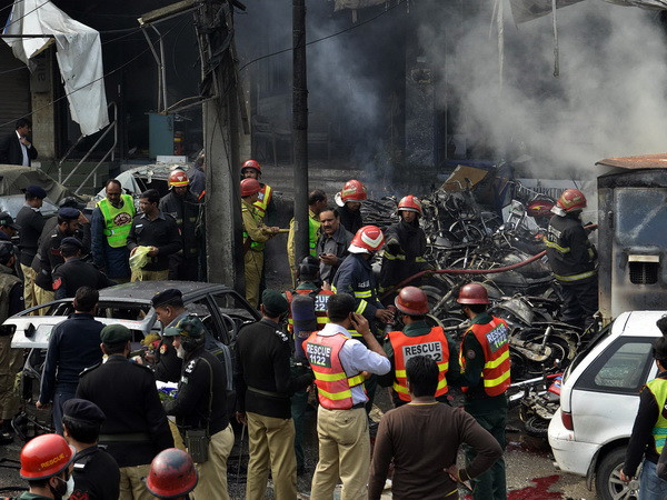 Gần 90 người thương vong trong vụ đánh bom liều chết ở Pakistan ảnh 1