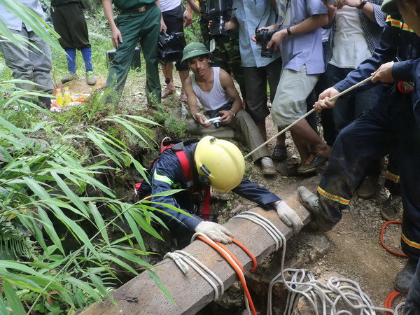 Đưa được 1 trong 3 thi thể nạn nhân ngạt khí ở Thanh Hóa ra ngoài ảnh 1