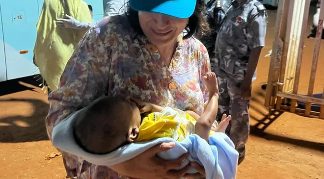 Sudan: ICRC sơ tán hàng trăm trẻ em khỏi trại trẻ mồ côi ở Khartoum ảnh 1