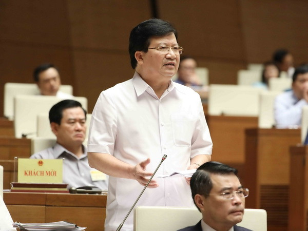 Phó Thủ tướng Trịnh Đình Dũng trả lời, làm rõ một số vấn đề Đại biểu Quốc hội nêu. (Ảnh: Phương Hoa/TTXVN) Thực hiện đồng bộ các giải pháp thúc đẩy nông nghiệp bền vững ảnh 1